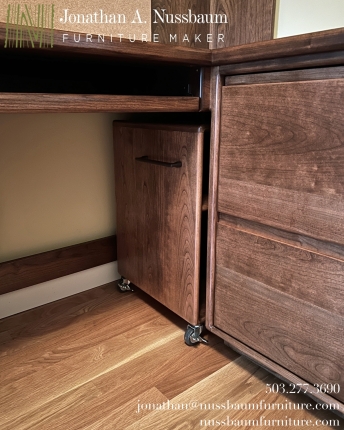 Corner-Desk-cart-tucked