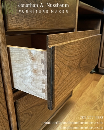 Corner-Desk-finger-pul-dovetail-drawerl-rounded-edges-detail